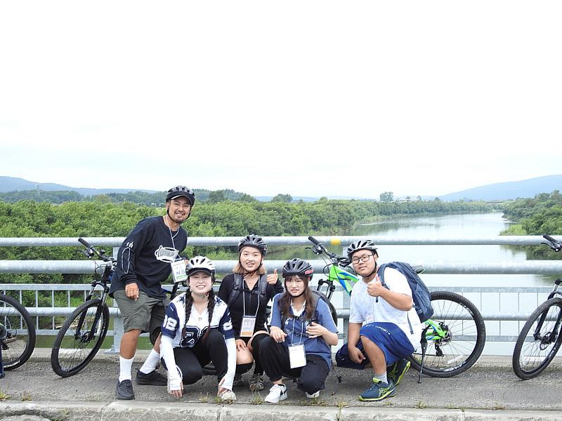 大葉大學應日系郭容碩同學(右一)與日本同學們一起體驗腳踏車遊覽中川町活動