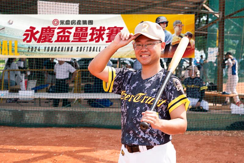 永慶房屋副總經理黃俊傑參加永慶盃壘球賽,為「總部而立猛鷹」隊員。圖/永慶房屋提供