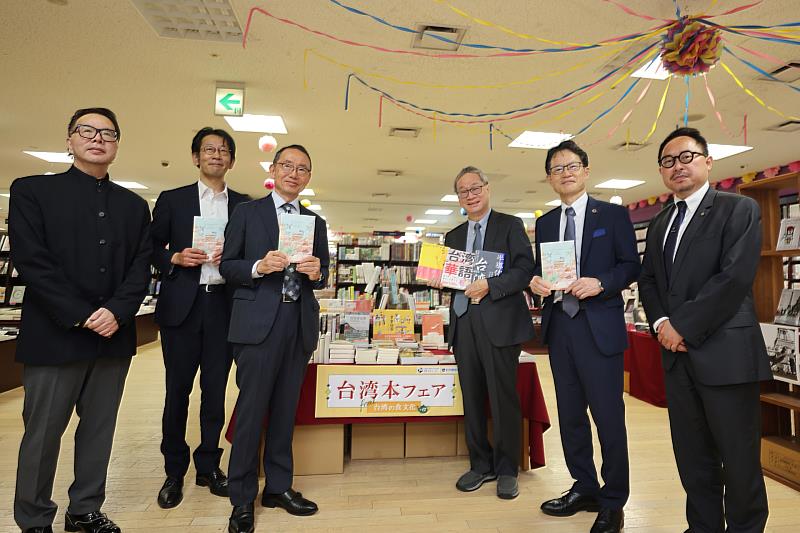 文化部長李遠（右3）參訪紀伊國屋書店，紀伊國屋書店自2020年開始設置「臺灣專區」，促進臺日文學、漫畫的交流。