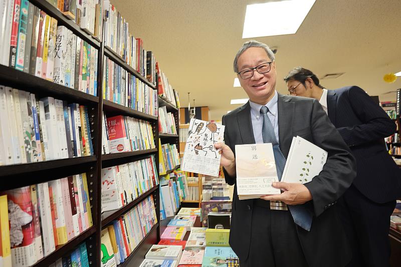 文化部長李遠細數紀伊國屋書店「臺灣專區」架上的精彩好書，包含獲臺灣文學獎金典獎年度大獎的《別送》、《鬼地方》、《殘骸書》等。