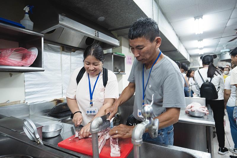 新住民處理肉品準備開始料理