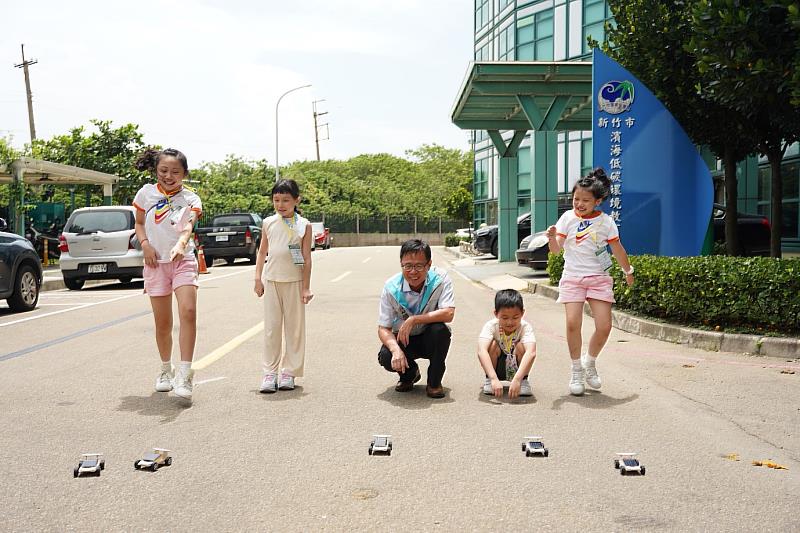 江盛任局長與學童一同體驗太陽能車。