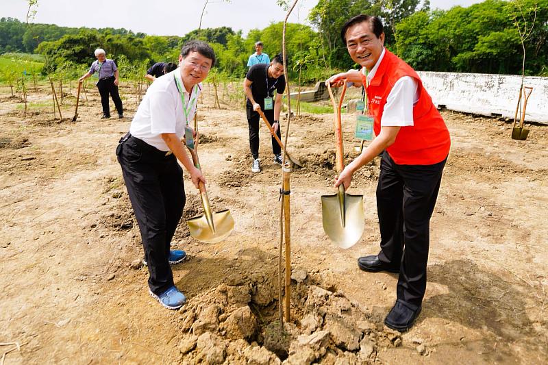 行政院雲嘉南區聯合服務中心劉米山執行長與農業部農村發展及水土保持署李鎮洋署長參與綠帶種植