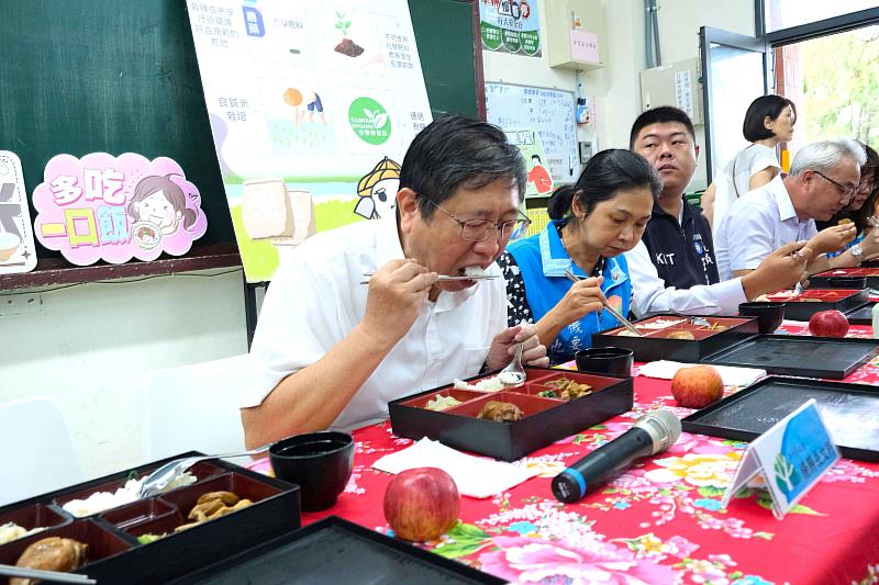 官網-楊縣長與同學一起享用美味的營養午餐