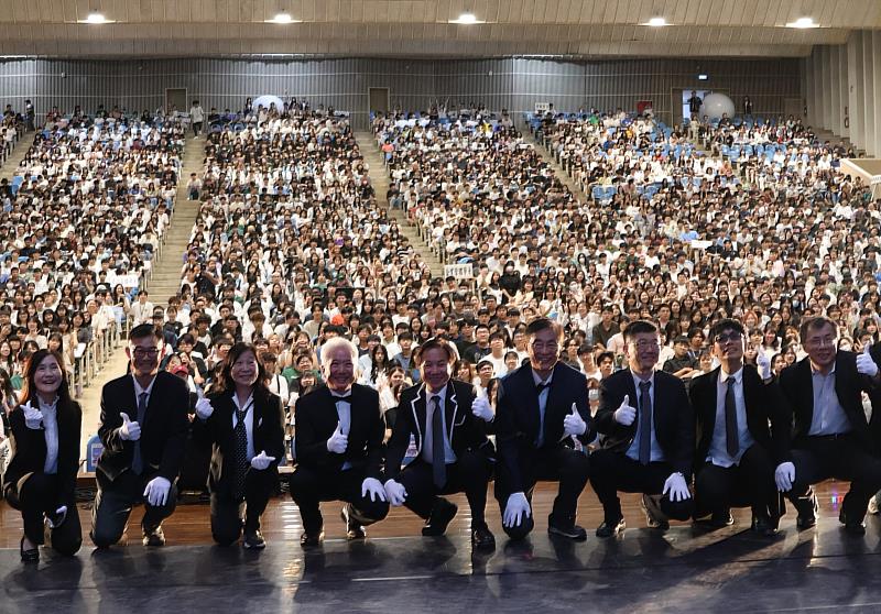 東海大學校長張國恩面對3000多位大一新鮮人時表示，生命中只有挫折，沒有失敗，學會更具韌性的去面對時代的挑戰可說是當務之急。