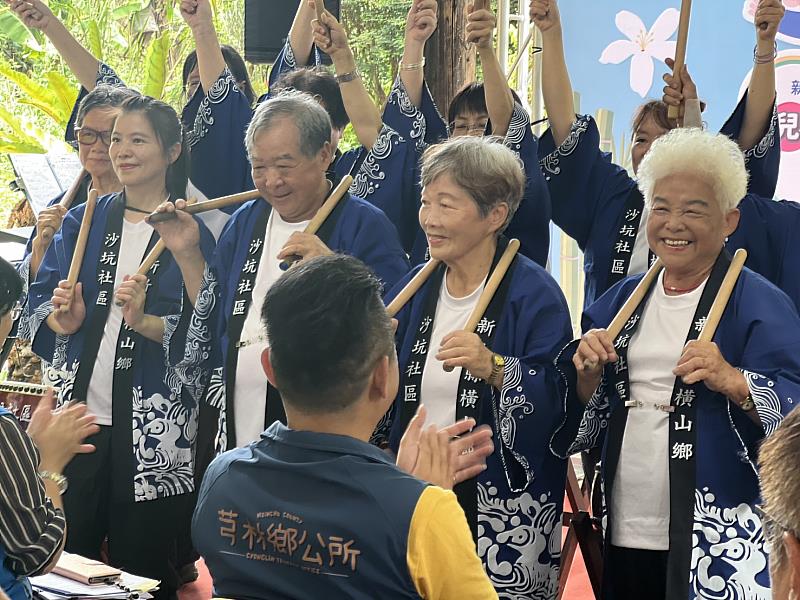 沙坑社區太鼓隊帶來開場演出，實現青銀共學