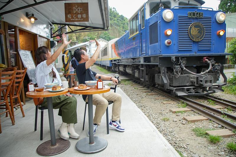 翁章梁攜手超人氣主播 帶玩阿里山小火車！