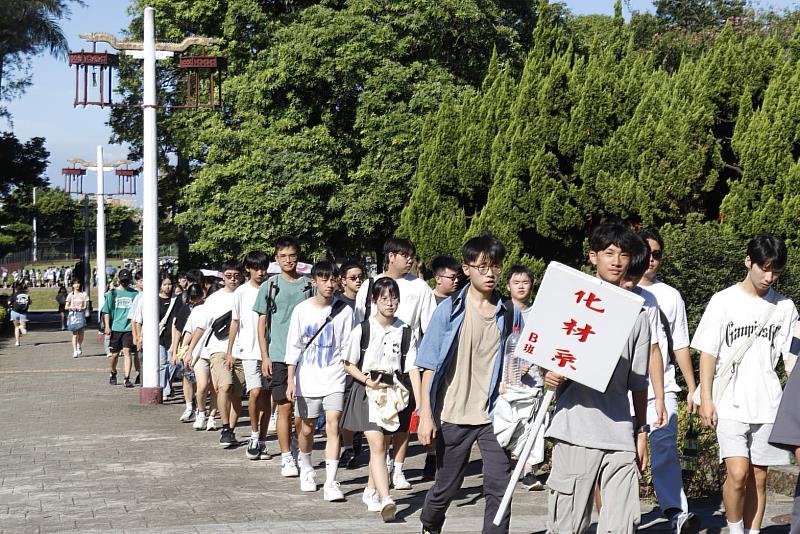 淡江大學新生開學的第一堂課，登上132階的克難坡後，沿著宮燈大道進入開學典禮會場。（圖／淡江大學提供）