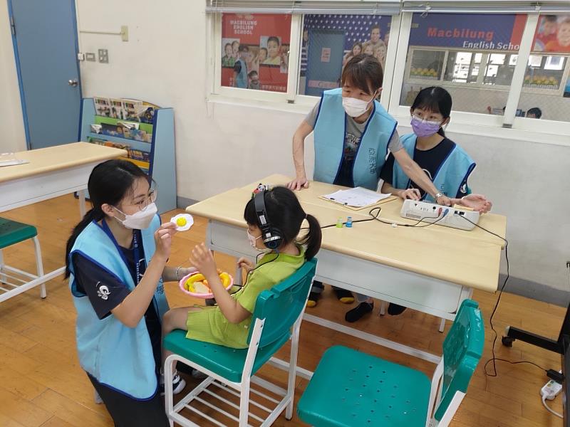 亞大聽語系同學，到幼兒園以遊戲方式，為兒童進行聽力篩檢實習，強化實務專業能力。