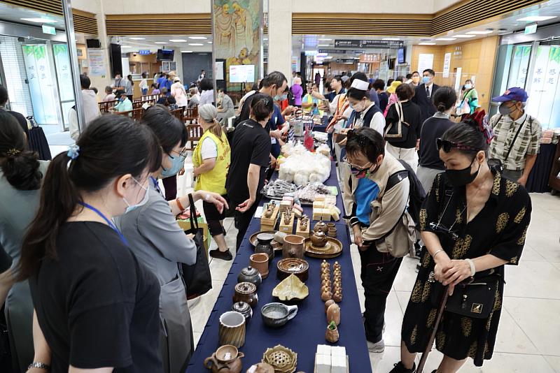 花蓮慈院同仁及來院鄉親熱烈支持脊髓損傷傷友的文創品及手作美食。