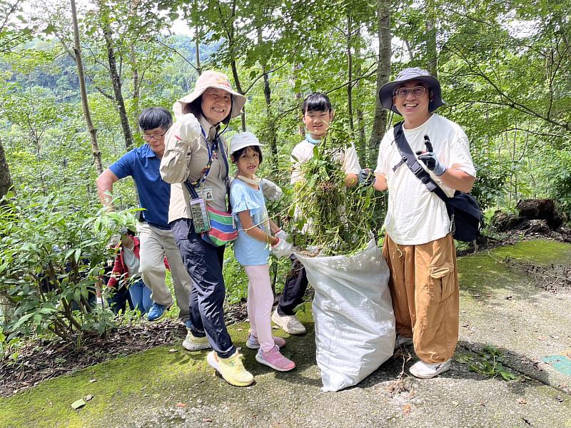 員工攜家帶眷，一起捲起袖子除蔓保護生態