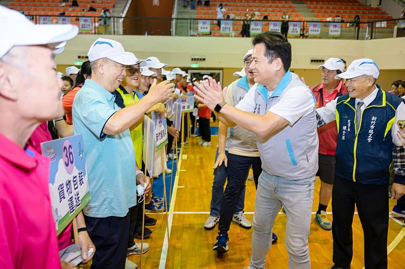 代理市長邱臣遠至隊伍中打氣加油