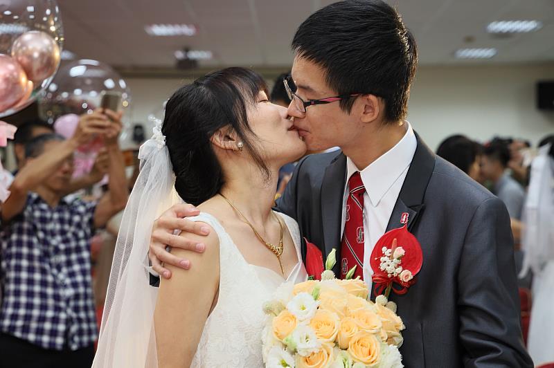 集團結婚儀式完成，新人們甜蜜擁吻。