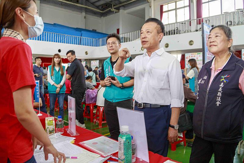 嘉義縣大型徵才登場 上千職缺吸引求職者