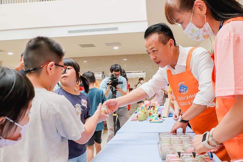 嘉義縣立圖書館舉辦中秋閱讀推廣「柚抵嘉」，翁章梁與民眾同歡-3