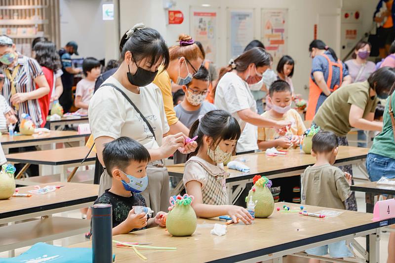 嘉義縣立圖書館舉辦中秋閱讀推廣「柚抵嘉」，翁章梁與民眾同歡-5