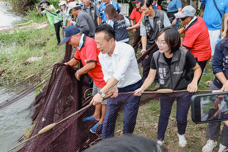 涸魚文化季重現傳統魅力，鹿草鄉民自備容器帶走現撈漁獲 -1