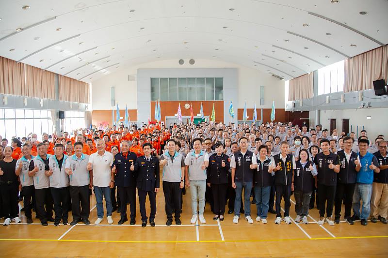 竹市民防、義警及義交大隊首辦中秋緊急救護及趣味競賽，代理市長邱臣遠到場觀賽。