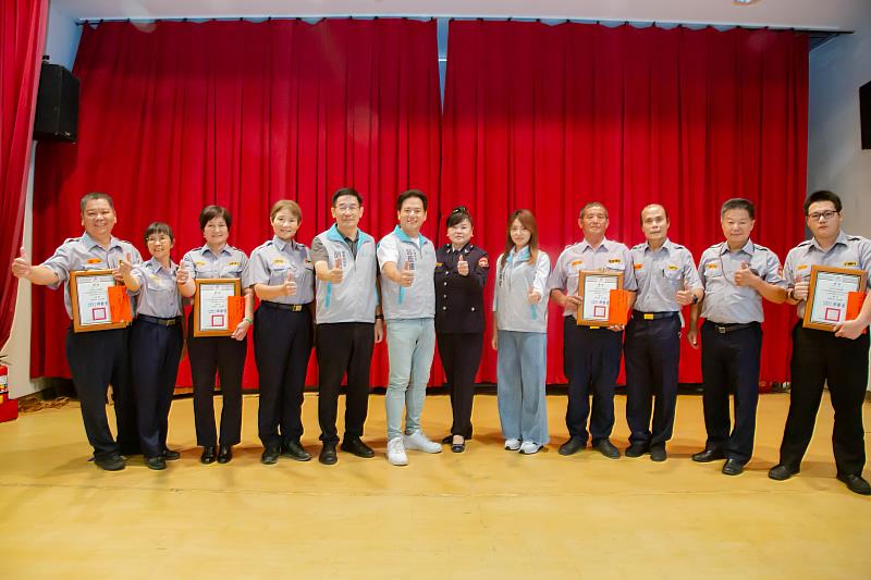 代理市長邱臣遠頒獎，期勉藉由此次趣味競賽，使各民力大隊能增加自救和救護技能。