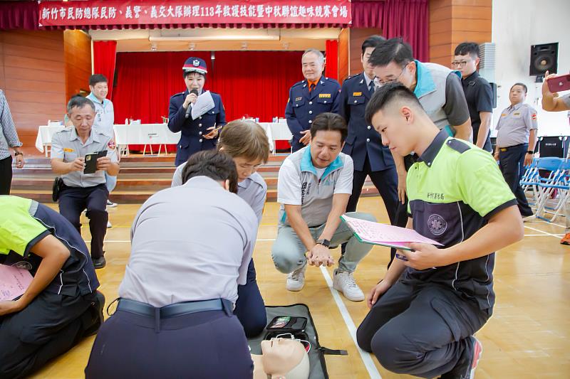 竹市民防、義警及義交大隊首辦中秋緊急救護及趣味競賽，代理市長邱臣遠到場觀賽。