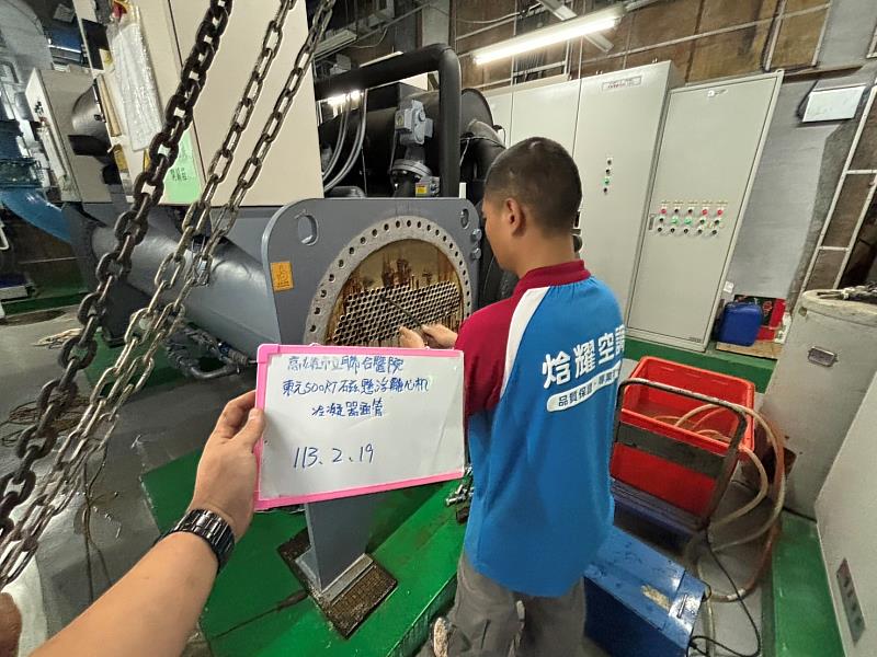 圖說:焓耀空調工程有限公司員工進行高雄市立聯合醫院磁懸浮冰水機冷凝器涵管工程。(圖/中信科技大學提供)