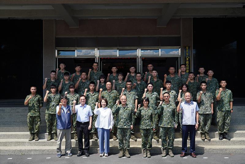 113年屏東縣秋節敬軍活動_周縣長與陸軍第八軍團指揮部合照