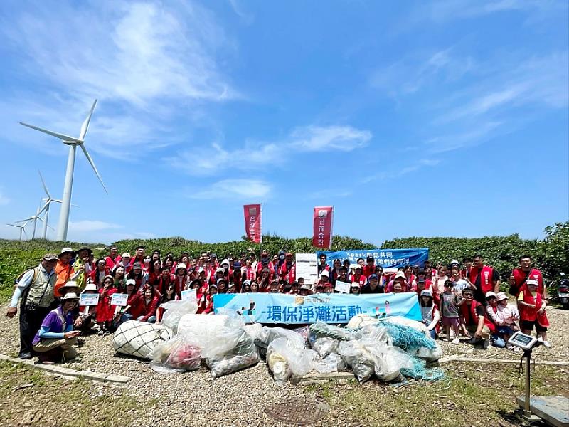 台新於桃園草漯沙丘地質公園舉辦淨灘活動，關懷環境永續議題。