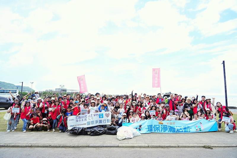 台新員工及眷屬近200人於基隆望海巷海灘參與淨灘活動，撿拾廢棄物