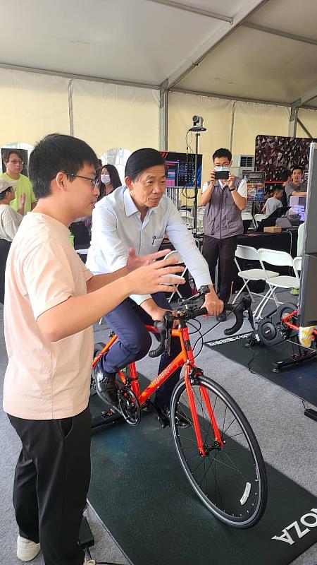 臺南副市長葉澤山親自體驗虛擬自由車