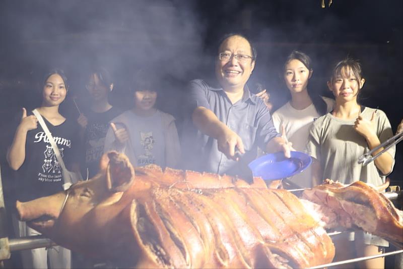 中華醫大新生訓練之夜舉辦迎新烤肉，校長孫逸民開心與新生分享烤全豬