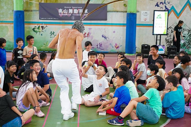 「南山舞動列車」今年將在全臺七所偏鄉學校進行巡迴展演，讓藝術變得親民，也為更多偏鄉學童帶來正向影響。