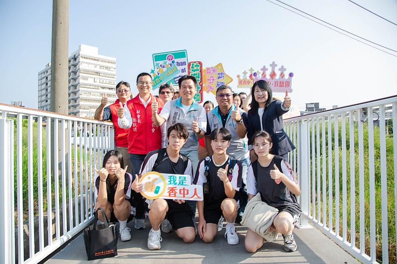 圖1. 代理市長邱臣遠視察香山高中汀甫圳第十四支線簡易通學路。