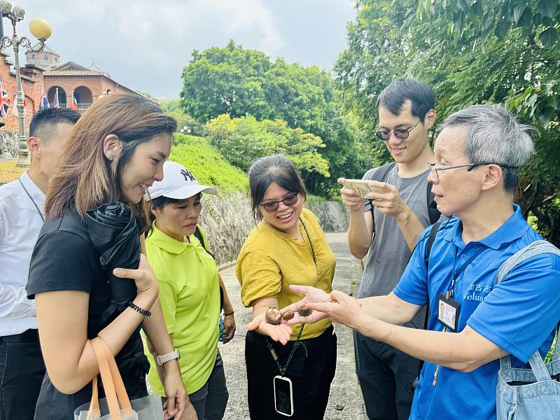 淡水古蹟博物館將於9/21（六）推出全國古蹟日植感散步專場，由淡古志工大隊長許文源（藍衣者）帶領大家認識淡水紅毛城的原生植栽、珍貴樹木和季節花草，歡迎有興趣的人把握機會報名參加。