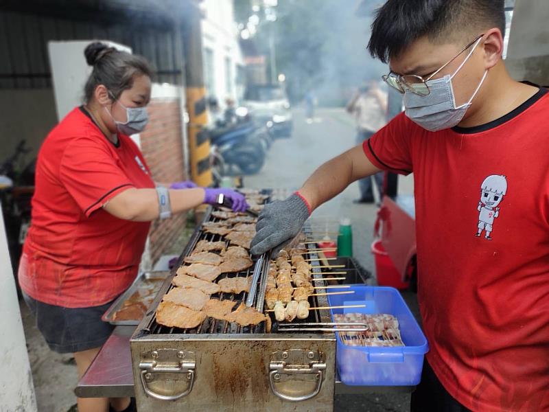 中秋關懷活動安排烤肉車現場烤肉