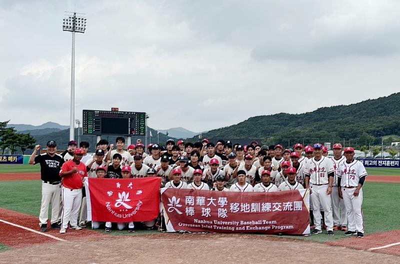 南華大學棒球隊至韓國移地訓練，與8校展開交流，圖為與東亞大學棒球隊之合影。