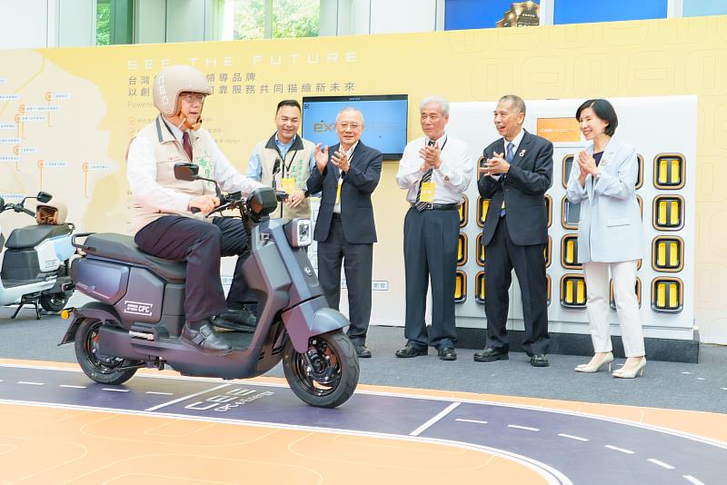 台南市長黃偉哲騎乘體驗中油與遠傳換電服務所支援的電動機車，共同推動運具電動化及無碳化。