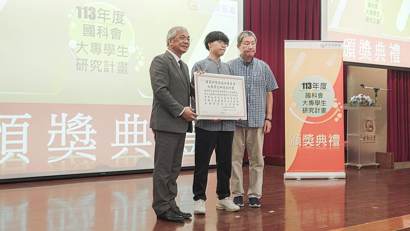 世新大學校長陳清河（左）頒發獎狀予榮獲112年度國科會大專學生研究創作獎的企管系畢業學生許少儿（中）與指導教授張力（右）。（世新大學提供）