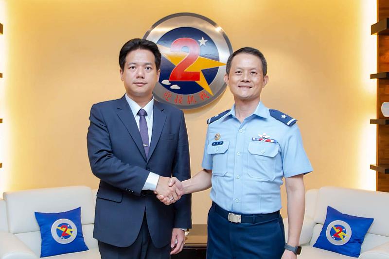 邱臣遠代理市長前往空軍聯隊慰問關心，致贈慰問金及中秋禮盒