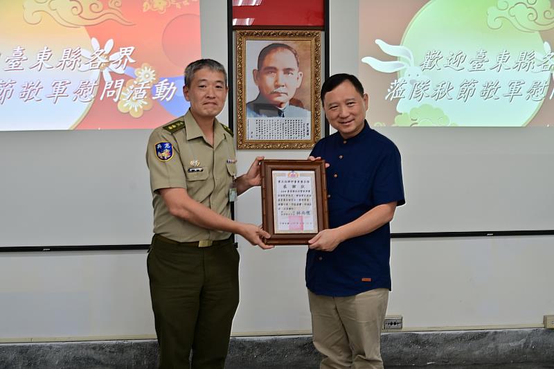 臺東縣各界113年度秋節敬軍活動 王副縣長致贈加菜金 代表縣民向國軍致敬感謝