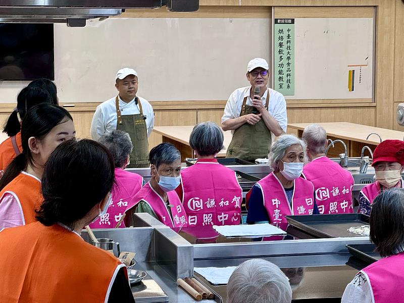 中臺科大食科系郭炯村老師、游隆宏老師及烘焙選手團隊親自指導長者製作月餅