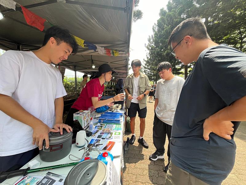 登山社同學解說無痕山林的意涵