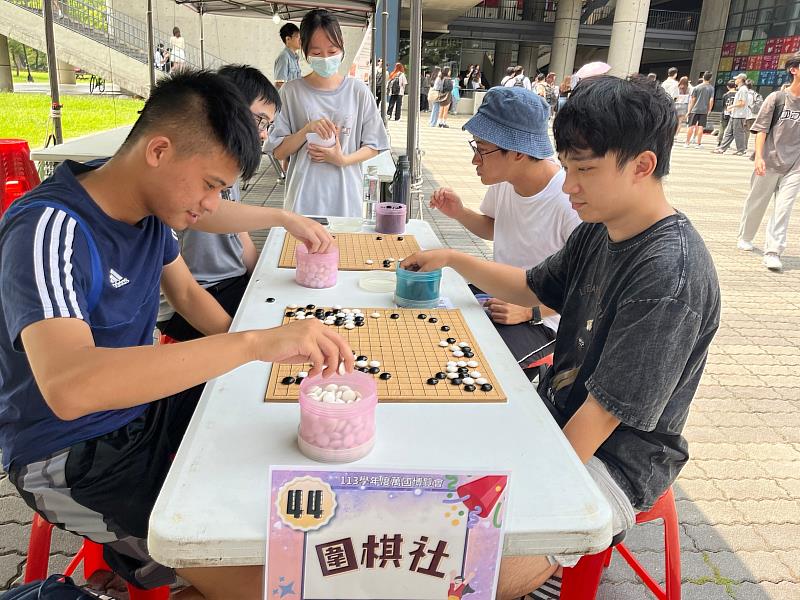 圍棋社同學現場對弈