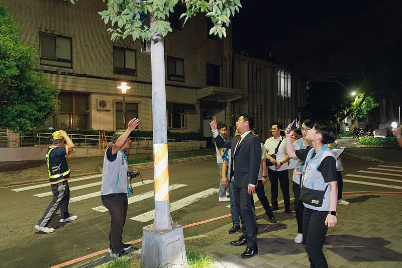 代理市長邱臣遠了解各路燈照明狀況