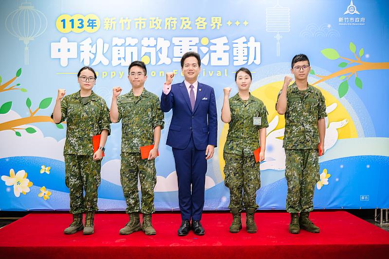 邱臣遠代理市長中秋前夕率團敬軍，並致贈中秋節慰問金。