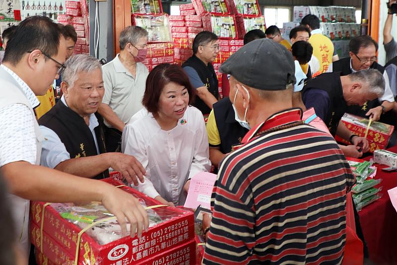 黃敏惠市長協助發放贊普品