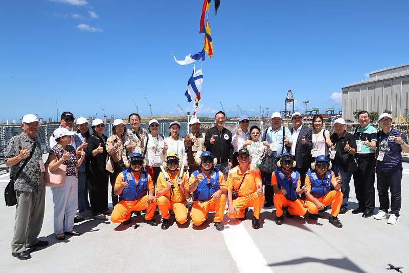 阮昭雄與僑領們登「新竹艦」參觀，並於甲板與海巡同仁合影