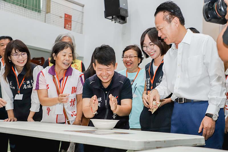 鹿草鄉中秋博餅活動重磅回歸，民眾歡樂擲骰拿月餅-2