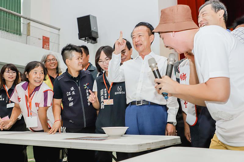 鹿草鄉中秋博餅活動重磅回歸，民眾歡樂擲骰拿月餅-4