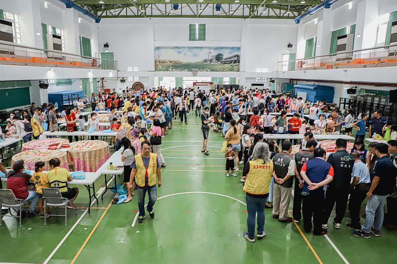 鹿草鄉中秋博餅活動重磅回歸，民眾歡樂擲骰拿月餅-5