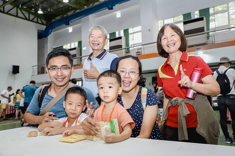 嘉義鹿草鄉中秋博餅活動重磅回歸，民眾歡樂擲骰拿月餅